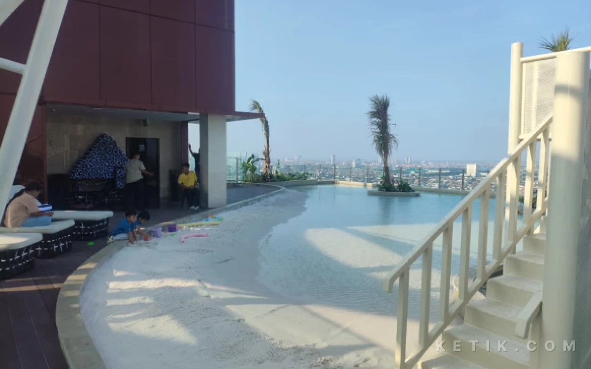 Foto Pantai Buatan dengan pasir alami yang berada di atas awan di lantai 28 hotel luxury trans surabaya (Foto :Khrisna Haikal)