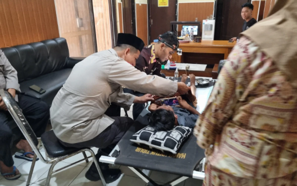 Thumbnail Berita - Irsyad Keluarga Desil 1 Dapat Kado Khitan Gratis Polsek Bancar Polresta Tuban