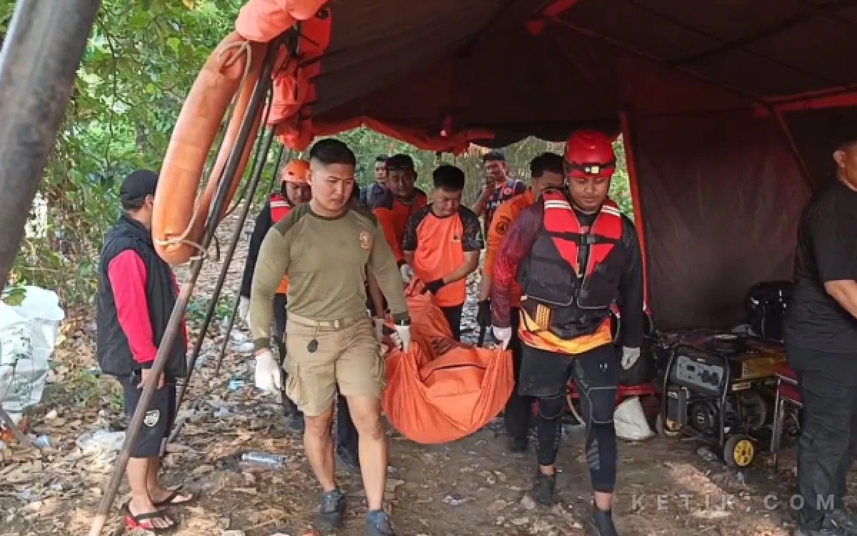 Thumbnail Berita - Heboh Pria Terjun ke Kali Jagir Surabaya Berakhir Tragis, Ditemukan Tak Bernyawa