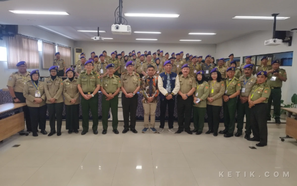 Foto Seusai upacara pembukaan seluruh undangan dan peserta foto bersama, hadir 15 DPKom perwakilan Perguruan Tinggi se Surabaya. (Foto : Sutejo Rc / ketik.com)