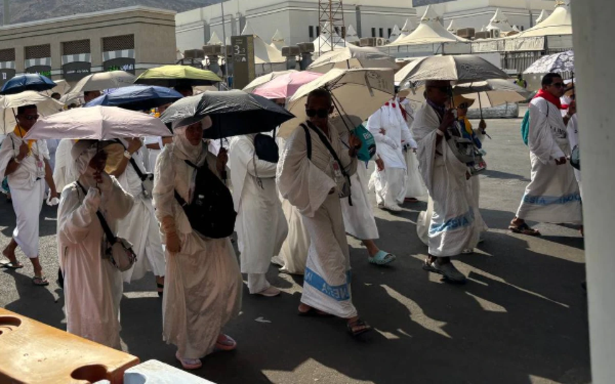 Thumbnail Berita - Jemaah Nafar Tsani Mulai Tinggalkan Mina usai Lontar Jumrah, Fase Armuzna Berjalan Tertib