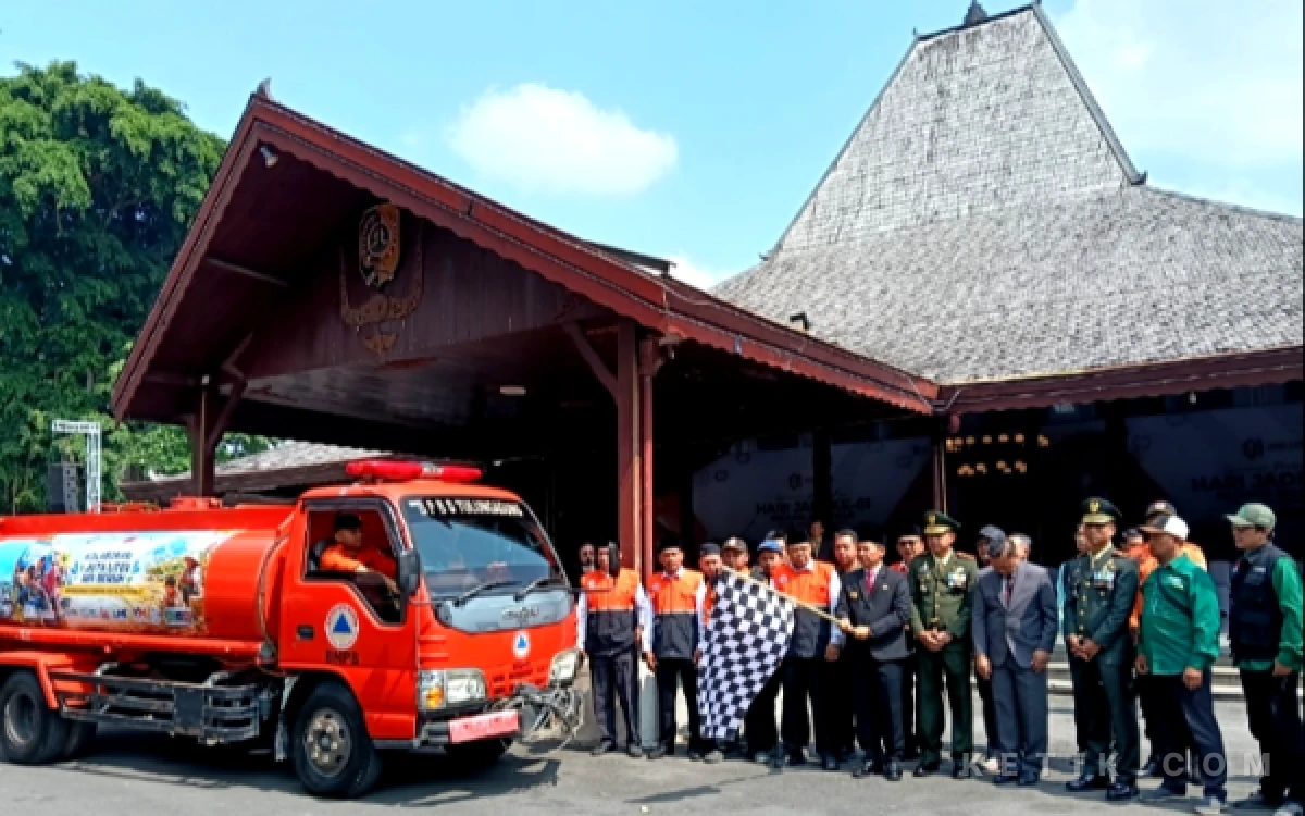 Thumbnail Berita - Dahaga di Bumi Gayatri, Pemkab Tulungagung dan BAZNAS Guyur 14 Desa dengan Bantuan Tangki
