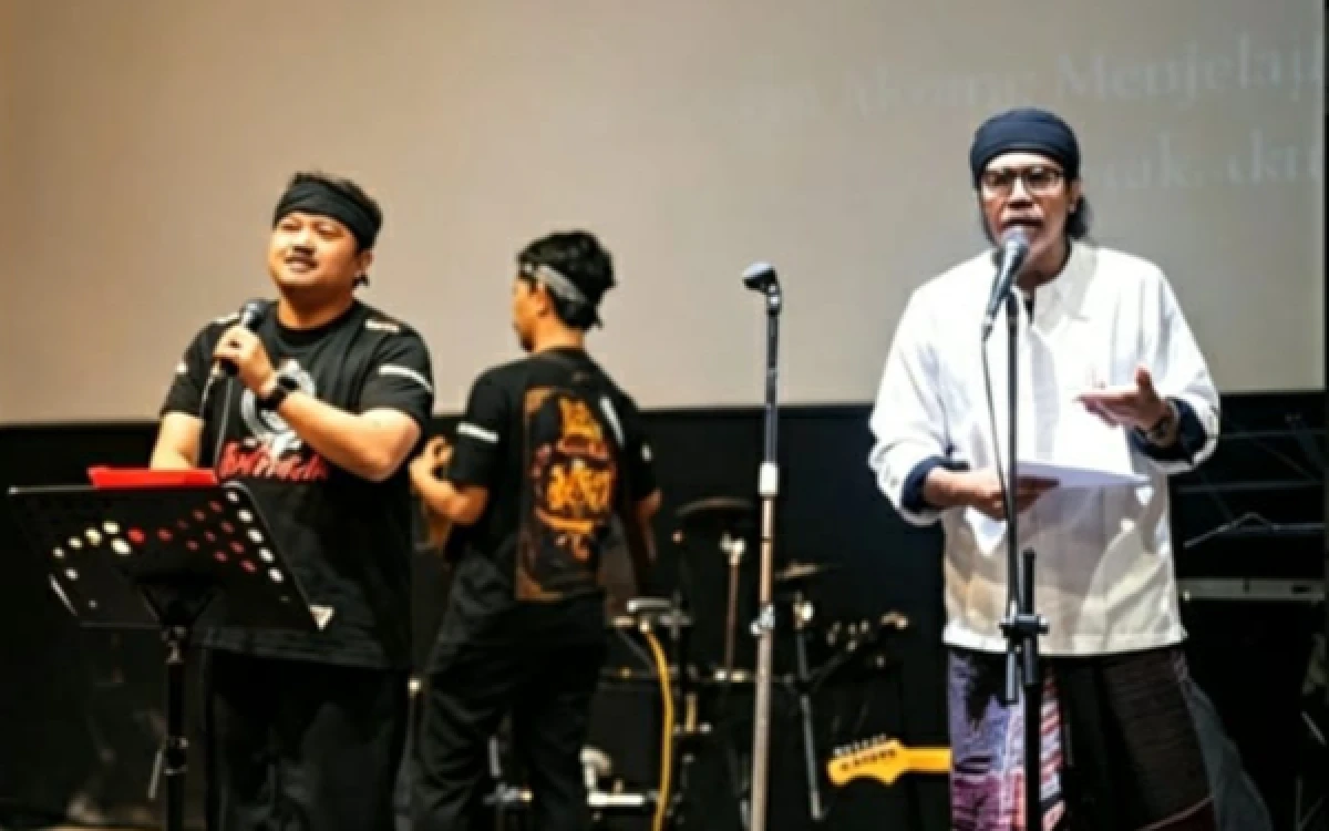Foto Penampilan Amukti Bandung berkolaborasi dengan penyair nasional, Ridwan Ch. Madris dalam Sawala Sastra di Auditorium BCH Kota Bandung, Kamis (24/9/26). (Foto:Uninus)