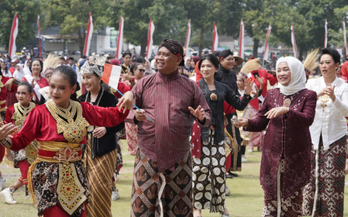 Thumbnail Berita - Semarak HUT ke-81 RI di Sleman: Lapangan Denggung Bergoyang Flashmob hingga Balutan Baju Adat Nusantara