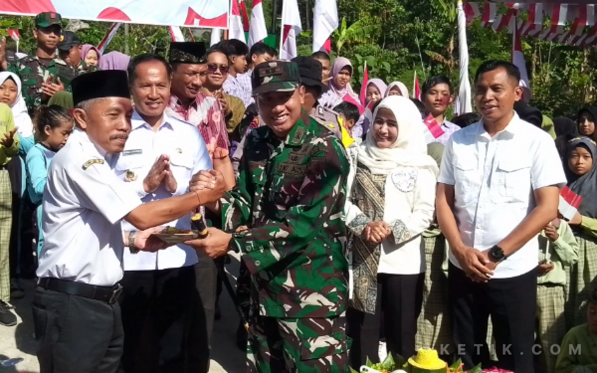 Thumbnail Berita - Sinergi Pemkab Tulungagung dan TNI, Plt Bupati Ahmad Baharudin Resmikan Jembatan Garuda Desa Joho