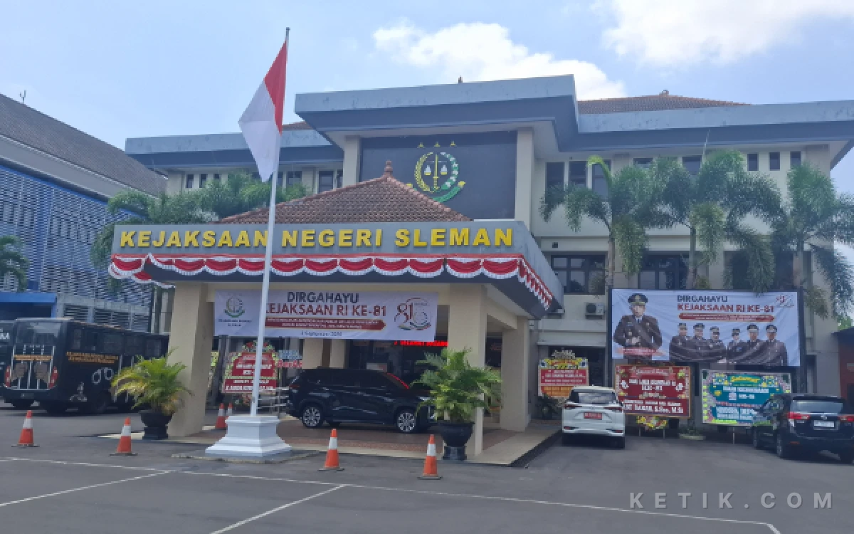 Foto Kantor Kejari Sleman berhias ucapan selamat Hari Lahir Kejaksaan RI ke-81, menyuarakan komitmen untuk terus meningkatkan kepercayaan publik melalui pelayanan hukum yang berintegritas dan humanis. (Foto: Fajar R/Ketik.com)