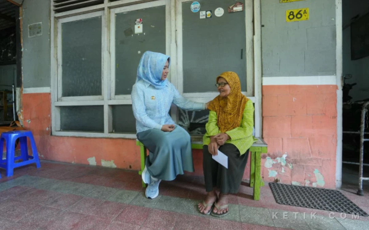 Foto wali kota mojokerto ning ita saat mengunjungi penerima bantuan pemkot mojokerto ( foto : humas pemkot mojokerto)