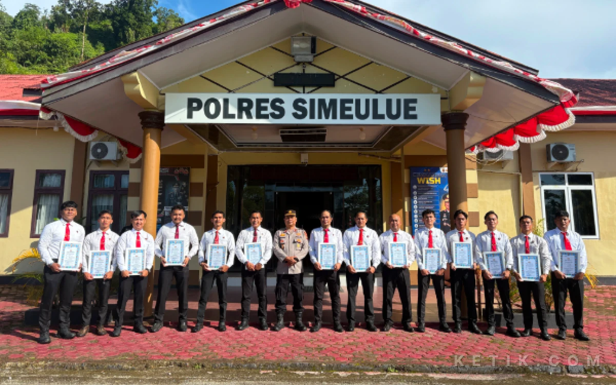 Foto Wakapolres Simeulue Kompol Damri, S.H., M.H.,  foto bersama Personil usai penyerahan Piagam penghargaan. Kamis 27 Agustus 2026. (Helman/Ketik.com)