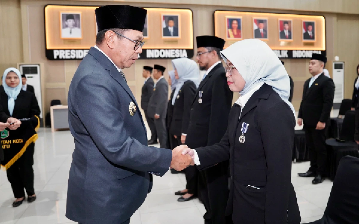Thumbnail Berita - Anugerahkan Satyalancana PNS, Wali Kota Batu Cak Nur Minta ASN Tingkatkan Layanan Publik