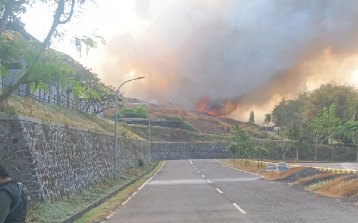 Thumbnail Berita - TPA Supit Urang Malang Terbakar, Proses Pemadaman Masih Berlangsung