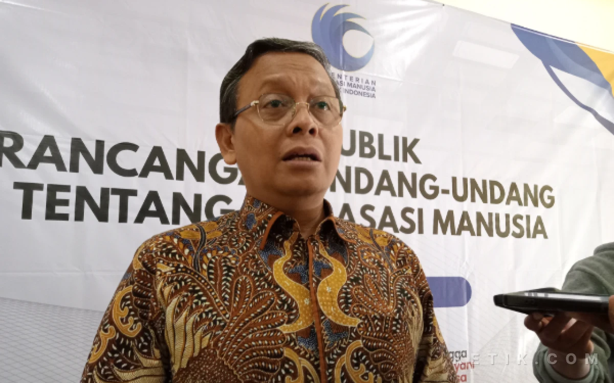 Foto Staf Ahli Bidang Penguatan Reformasi Birokrasi dan Legislasi Kementerian Hak Asasi Manusia, Prof. Dr. Rumadi Ahmad, M.Ag., merasa senang karena bisa mendapatkan banyak sekali perspektif dan masukan-masukan baru pada Rancangan Undang-Undang Hak Asasi Manusia. (Foto: Aliyah/Ketik.com)