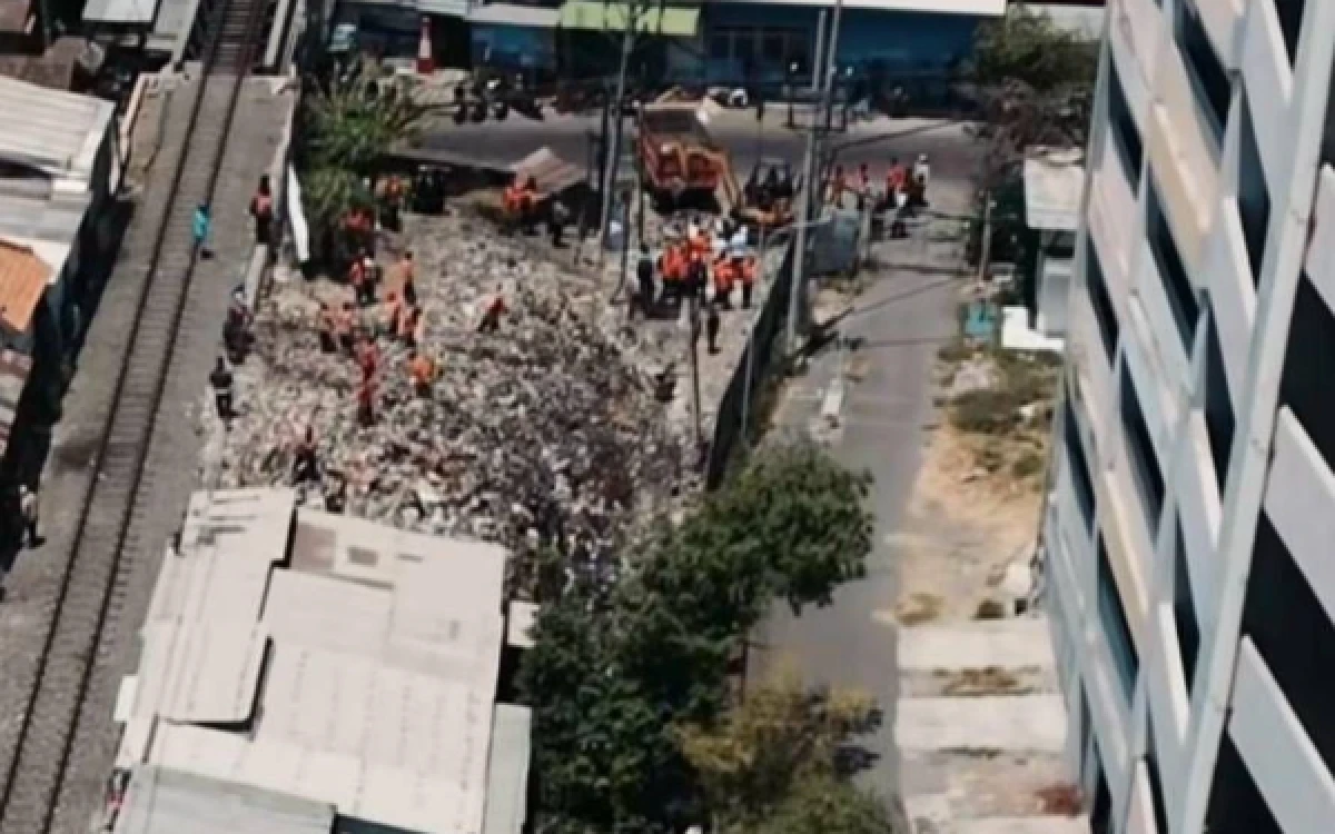 Thumbnail Berita - Pemkot Surabaya Bersihkan Tumpukan Sampah 60 Ton di Belakang Pasar Turi, Eri Cahyadi Ingatkan Jaga Kebersihan