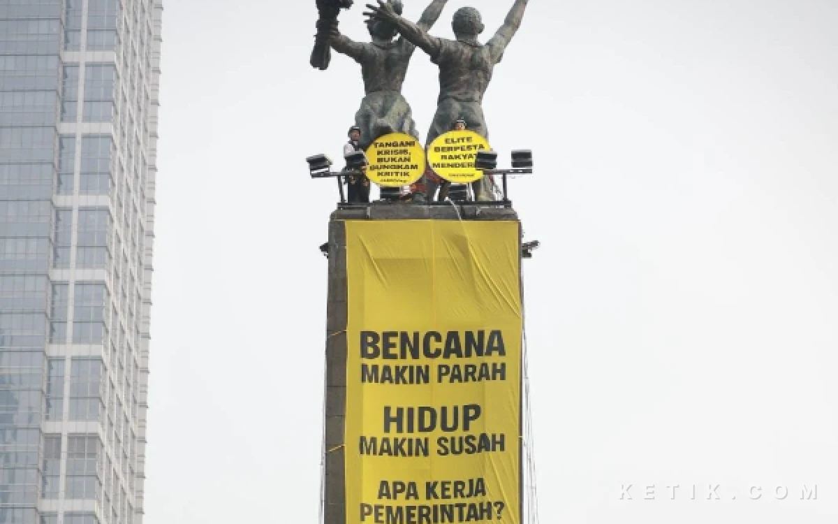Thumbnail Berita - Greenpeace Bentangkan Spanduk Raksasa di Bundaran HI, Soroti Karhutla dan Krisis Iklim