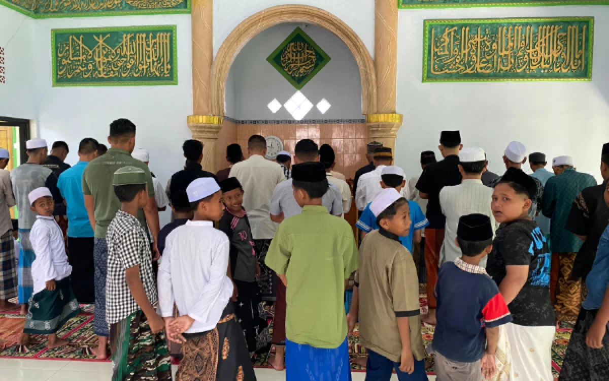 Thumbnail Tingkatkan Iman, Satgas TMMD Ke-128 Kodim 0820 Probolinggo Salat Jumat Bareng Warga
