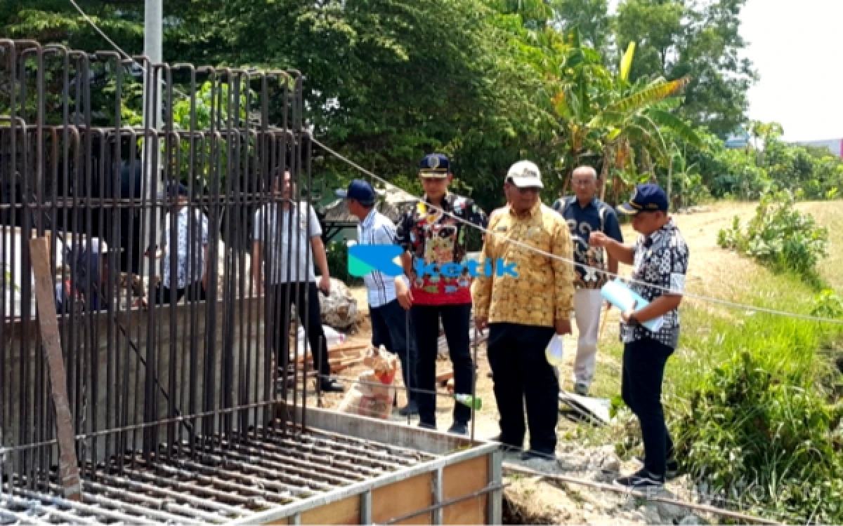 Thumbnail Berita - Genjot Ekonomi Warga, Pemkab Tulungagung Pastikan Jembatan Junjung Siap Beroperasi Lebih Awal
