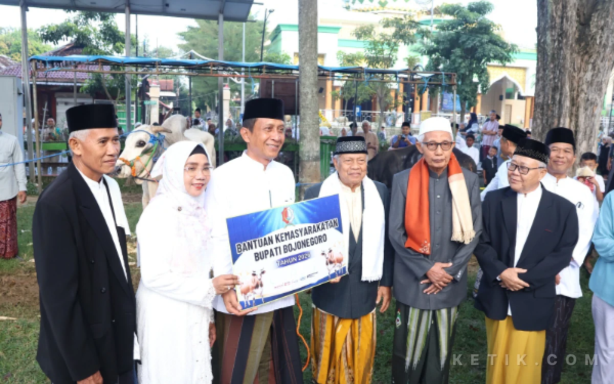Thumbnail Berita - Bupati Bojonegoro Salat Iduladha di Masjid Darussalam, Ajak Masyarakat Perkuat Nilai Spiritual dan Sosial