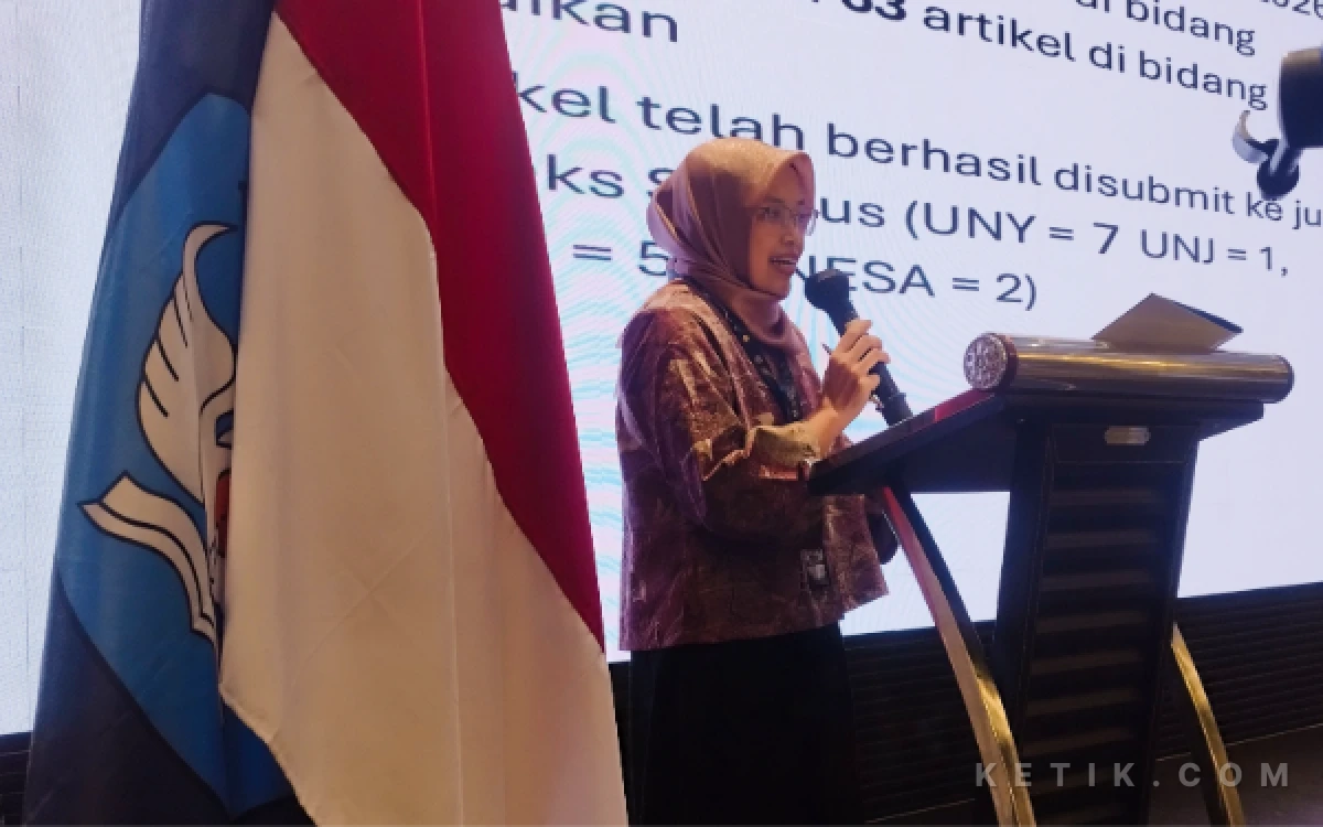 Foto Dr. Retno Mustika, S.Pd, M.Si ketua pelaksana saat menyampaikan laporan hasil akhir OLOS 2026. (Foto : Sutejo Rc/ketik.com)