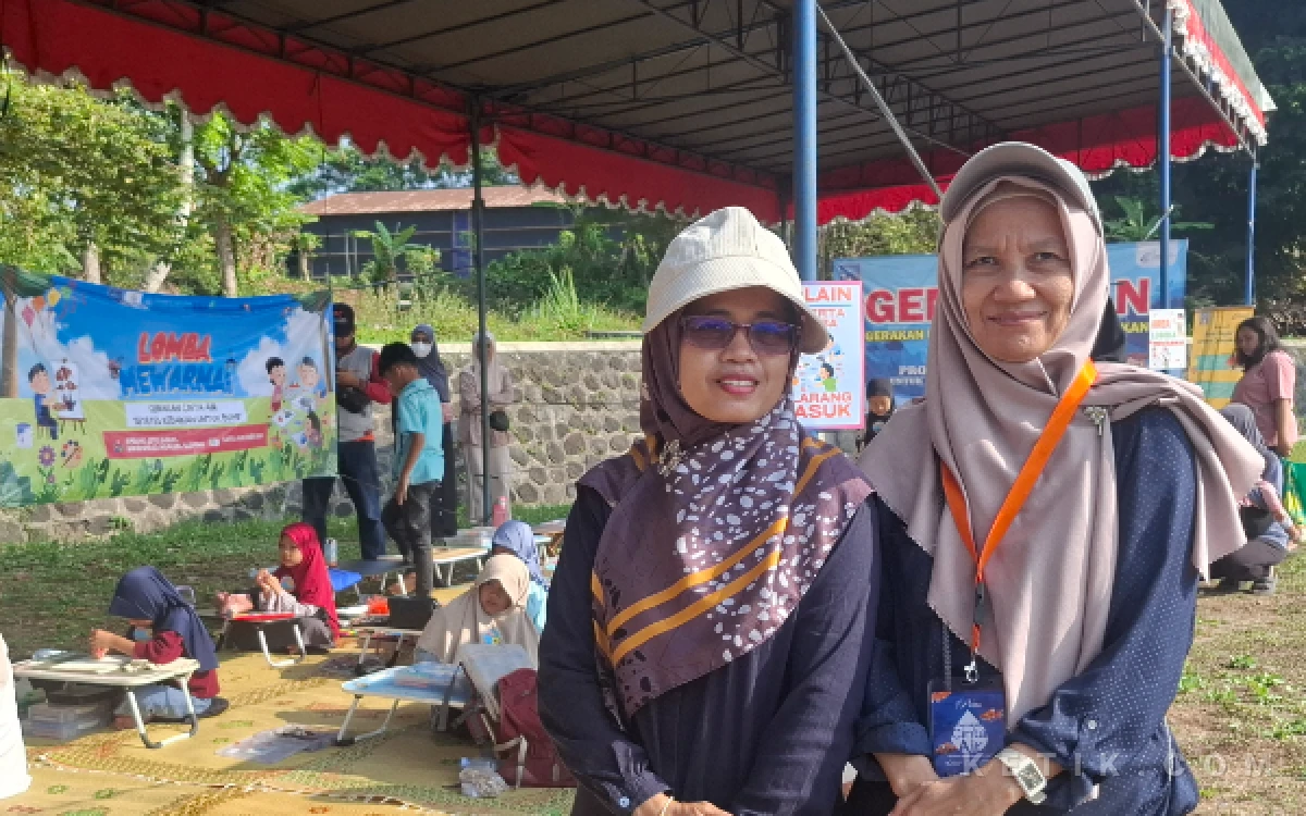 Foto Kepala DP3 Sleman Liem Astuti (kiri) didampingi Kabid Perikanan DP3 Sleman Wilyada Radianing saat memberikan keterangan mengenai kegiatan Gerakan Cinta Air 2026 di Embung Jetis Suruh, Donoharjo, Ngaglik. (Foto: Fajar R/Ketik.com)