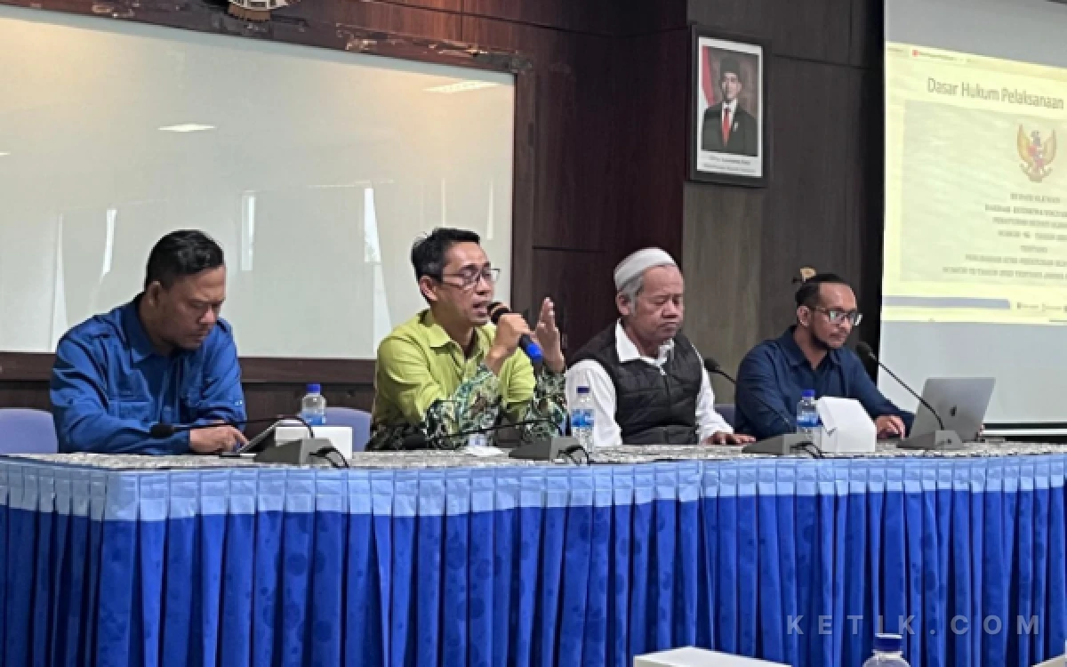 Foto Kabid Perlindungan dan Jaminan Sosial Dinas Sosial Sleman, Sarastomo Ari Saptoto (nomor dua dari kiri), menyampaikan pemaparan materi mengenai skema Jaring Pengaman Sosial (JPS) dalam Forum LKSA Kabupaten Sleman 2025. (Foto: Lik Is for Ketik.com)