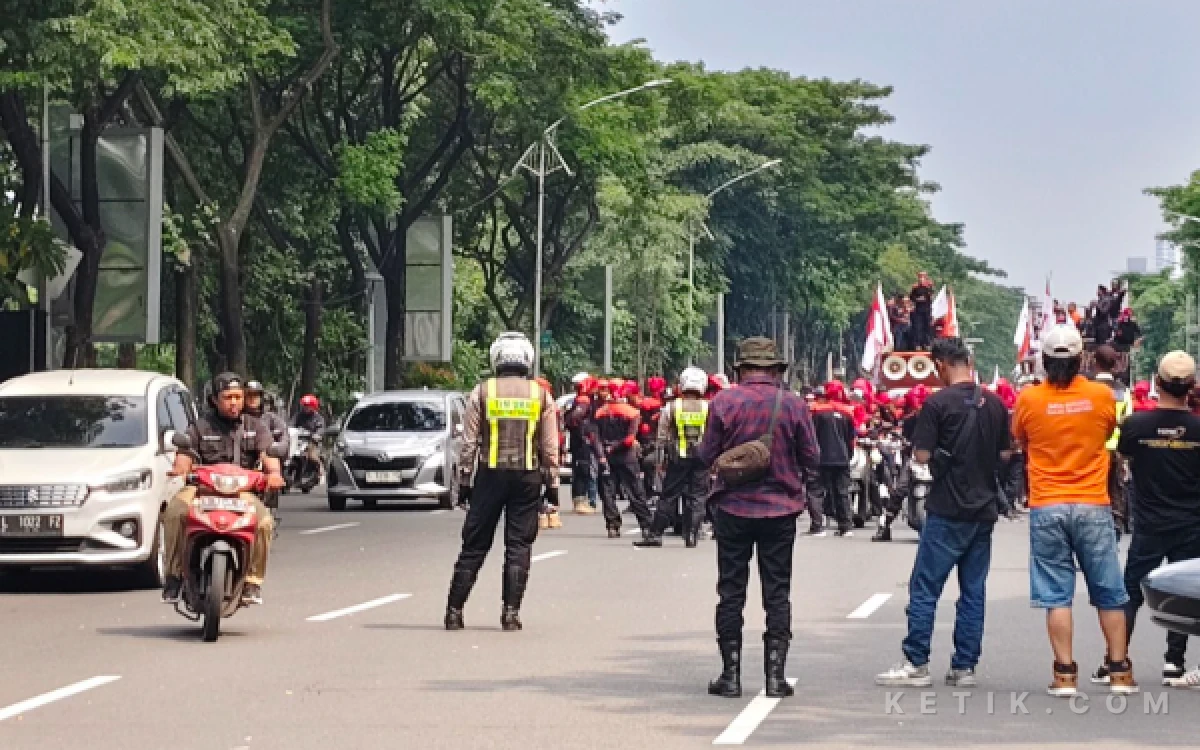Thumbnail Berita - Demo Buruh, Polrestabes Surabaya Lakukan Rekayasa Arus Lalu Lintas