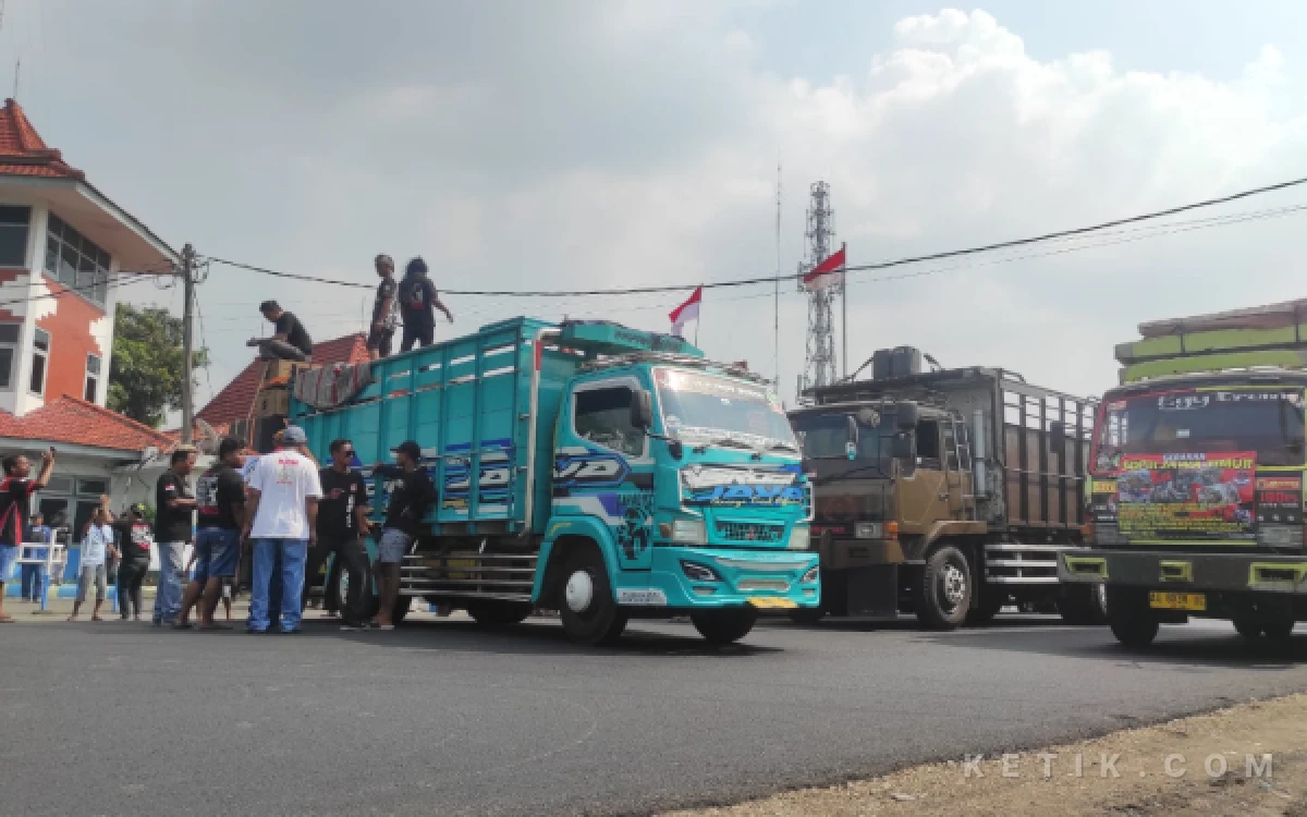 Thumbnail Berita - Sopir Truk Geruduk Dishub Jombang, Keluhkan Pungli hingga Maraknya Bajing Loncat