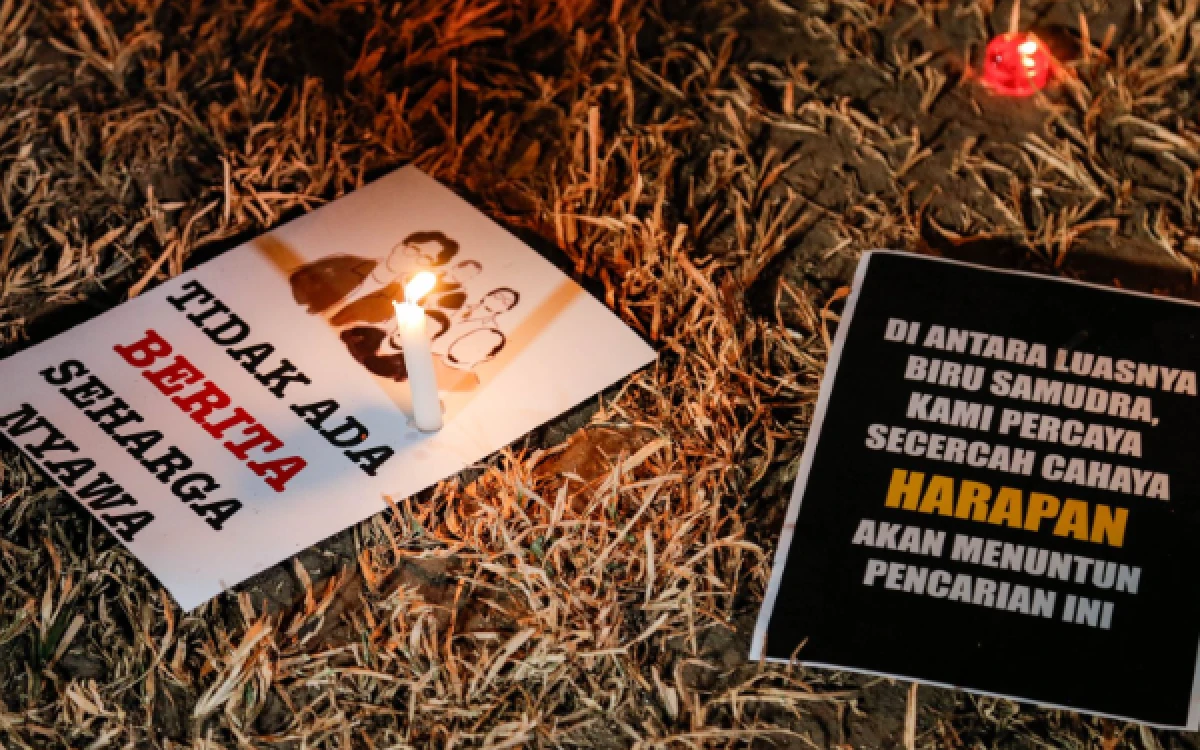 Foto Lilin menyala di atas poster bertuliskan "Tidak Ada Berita Seharga Nyawa" dalam aksi solidaritas PFI Yogyakarta yang menekankan pentingnya keselamatan kerja jurnalis. (Foto: Dok PFI for Ketik.com)