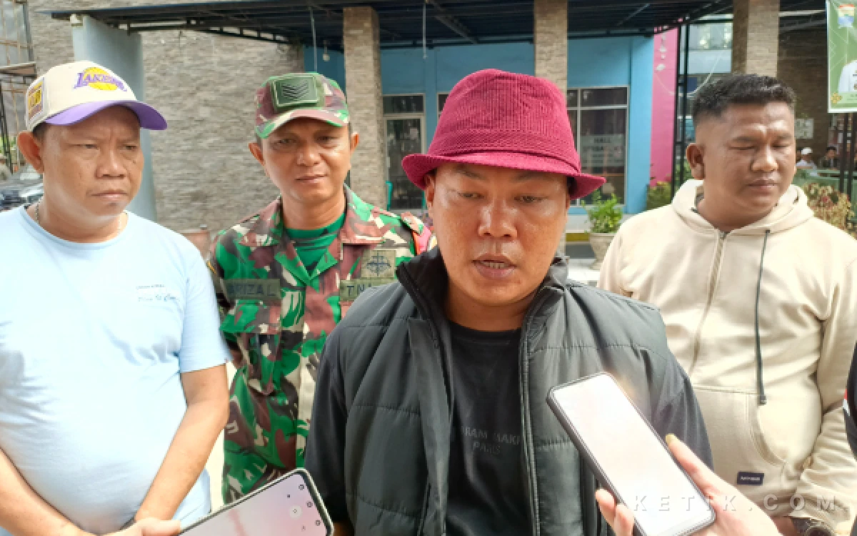 Foto Pengelola Pasar 7 Ulu, Dayat Amin, memberikan keterangan kepada awak media usai dialog penataan pasar, Kamis 11 Juni 2026. (Foto: M Nanda/Ketik.com)