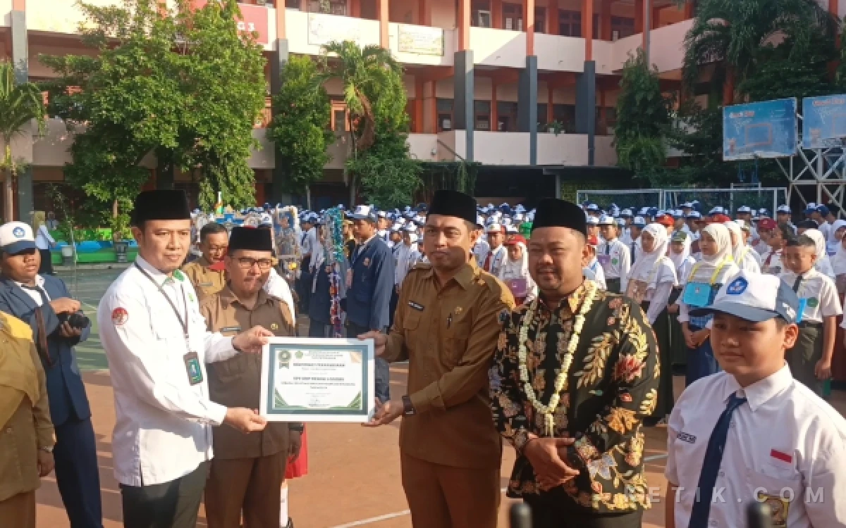 Foto Kemenag Gresik Serahkan Piagam Sekolah Moderasi Beragama Kepada Kepala Sekolah SMPN 1 Gresik (Foto: Daniel Andayawan/Ketik.com)