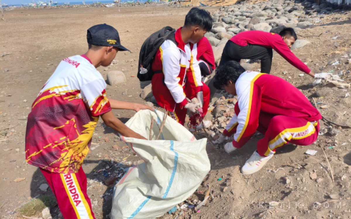 Thumbnail Berita - Kado Ultah Presiden Prabowo, 100 Laskar Gerindra Situbondo Bersihkan Sampah di Pantai Bong