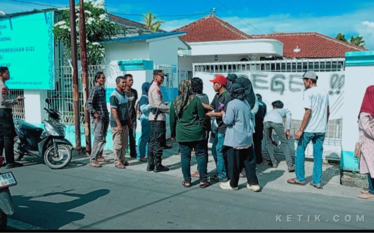 Thumbnail Berita - Kerap Disalahkan dan Status Digantung, Puluhan Relawan Segel Dapur MBG di Cilacap