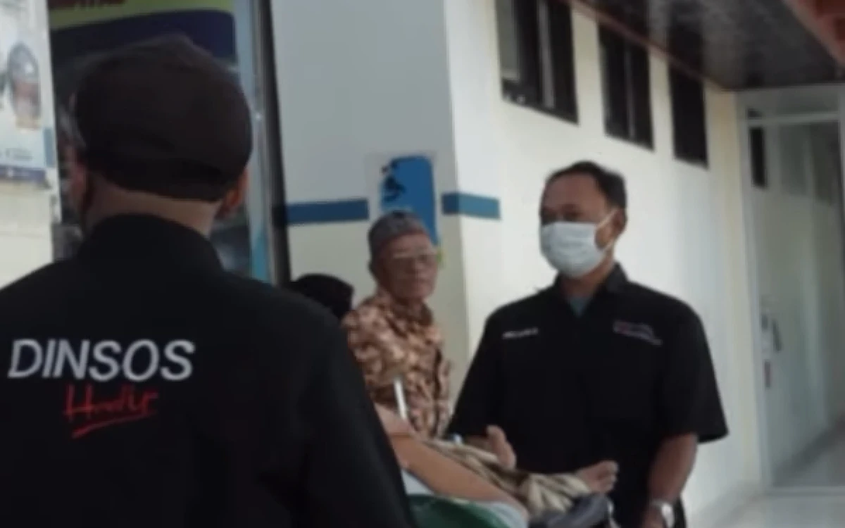 Foto Tim Dinas Sosial saat melakukan pelayanan terhadap warga yang membutuhkan pertolongan darurat (Tangkap layar Instagram @call112surabaya)