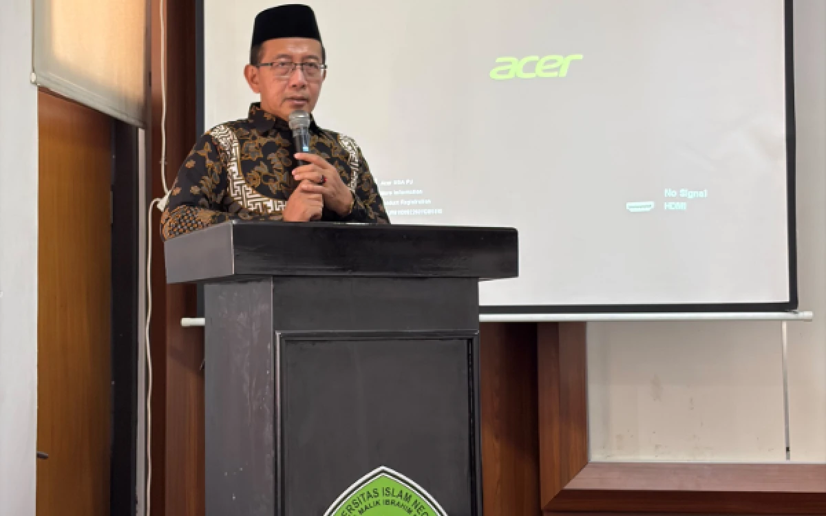 Foto Wakil Dekan III, Dr. H. Miftahul Huda, S.H.I., M.H., memberikan sambutan pada acara Workshop Peradilan Semu bertajuk “Penguatan Kompetensi Hukum Acara Melalui Paradigma Baru KUHP dan KUHAP" yang dihelat Fakultas Syariah UIN Malang. (Foto: Fakultas Syariah UIN Malang)