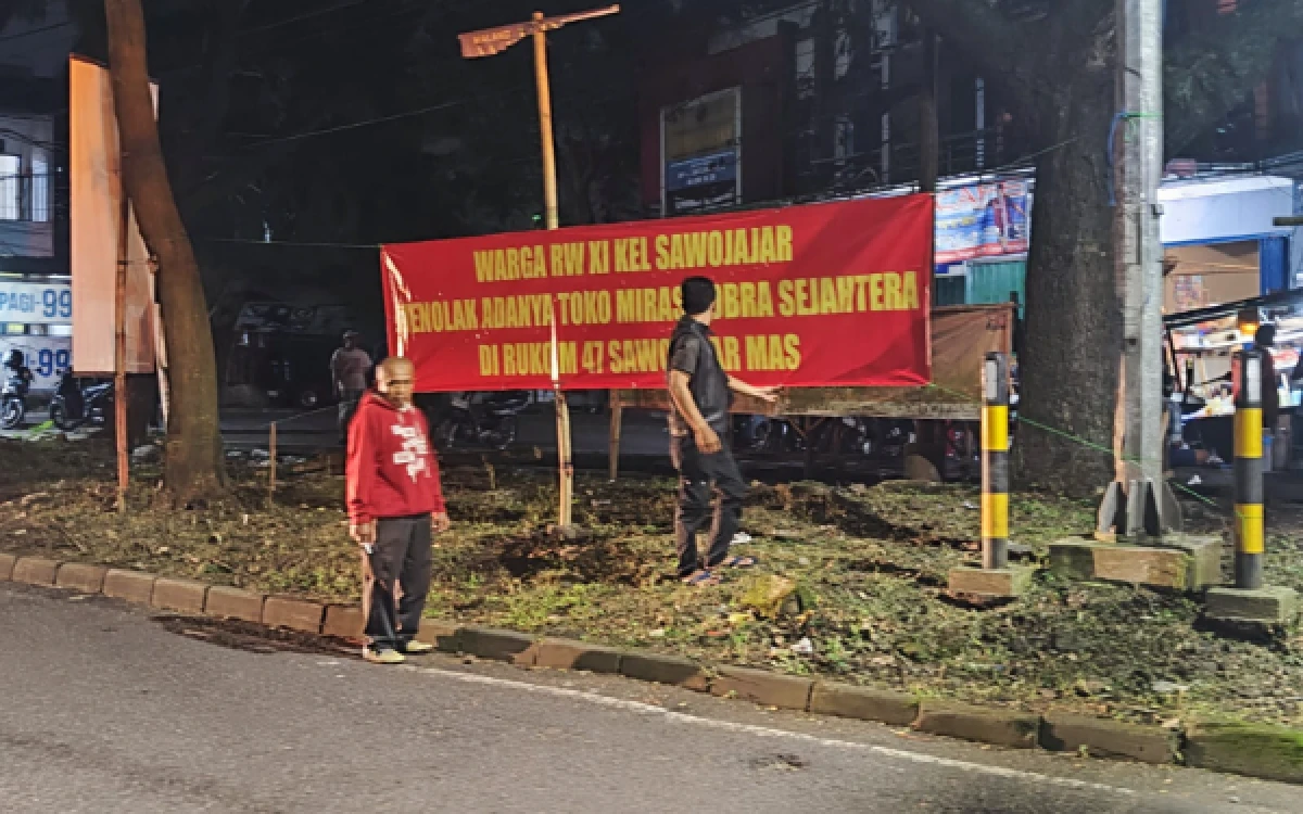 Thumbnail Berita - Tolak Toko Miras di Sawojajar Malang, Warga Pasang Spanduk Protes, Camat Angkat Bicara