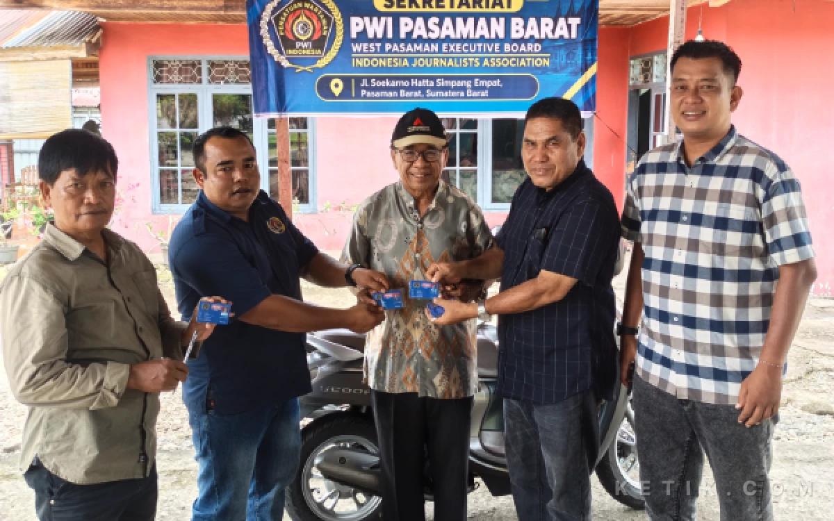 Thumbnail Berita - ‎Usai Lulus OKK, 10 Wartawan Pasbar Terima KTA PWI