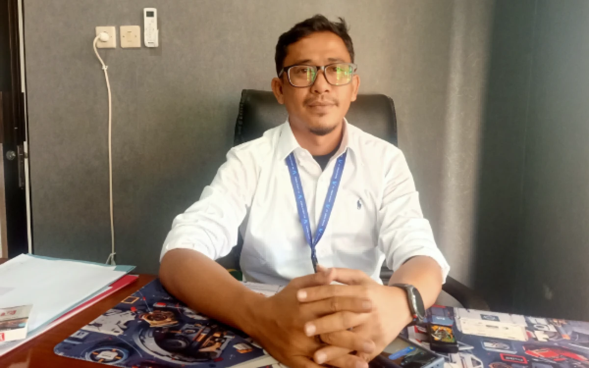 Foto Direktur PT Lebak Niaga, Ilham Akbar saat diwawancarai oleh wartawan di ruang kerjanya, Rabu 8 Juli 2026. (Foto: Abdul Kohar/Ketik.com)