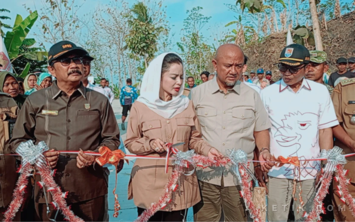 Thumbnail Berita - Legislator Novita Wijayanti Resmikan Program PISEW di Bantarsari Cilacap