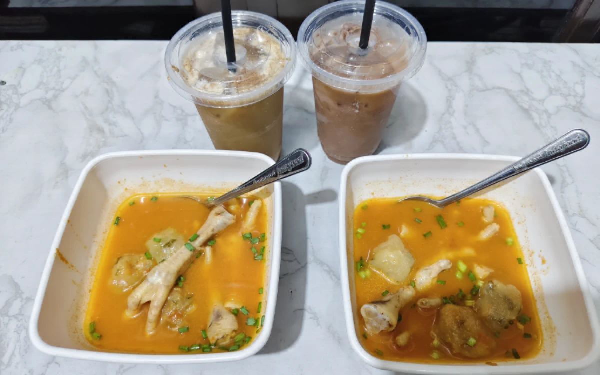 Foto Dua porsi cilok mix (cilok ceker) beserta minuman disajikan Kedai Cilokbaa, Usman Sadar, Kemuteran, Pekelingan, Gresik pada Kamis, 20 Agustus 2026. (Foto: Risma Nur Intan Anda Rini/ketik.com)