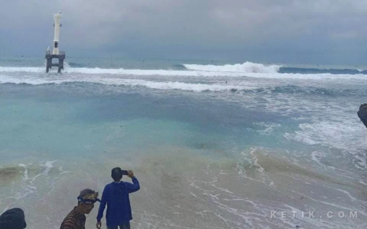Thumbnail Berita - Perairan Pacitan Masuk Daftar Wilayah Rawan Gelombang Tinggi hingga 24 Juli