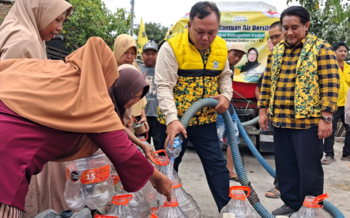 Thumbnail Berita - Bantu Atasi Kekeringan Ekstrim Dampak El Nino, Golkar Kediri Distribusikan 25 Ribu Liter Air Bersih ke Warga Lereng Gunung Kelud