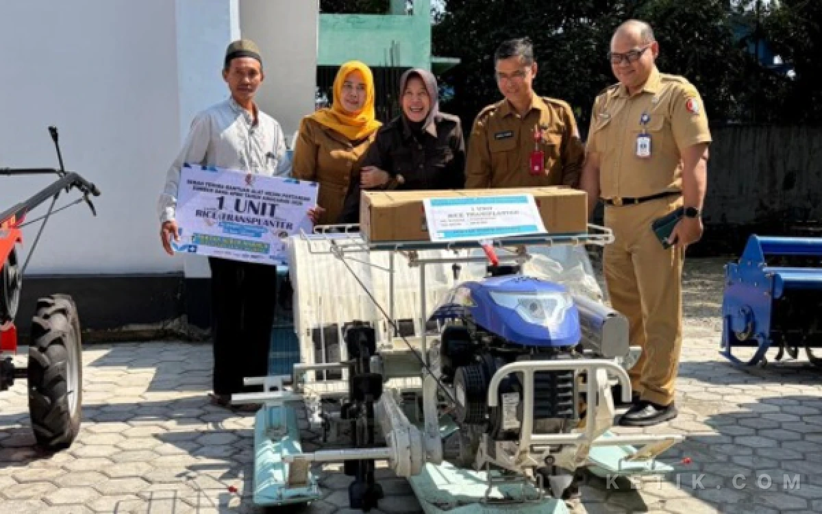Thumbnail Berita - Petani Bojonegoro Sumringah, Pemkab Turunkan Traktor dan Mesin Tanam Gratis dari APBN 2026