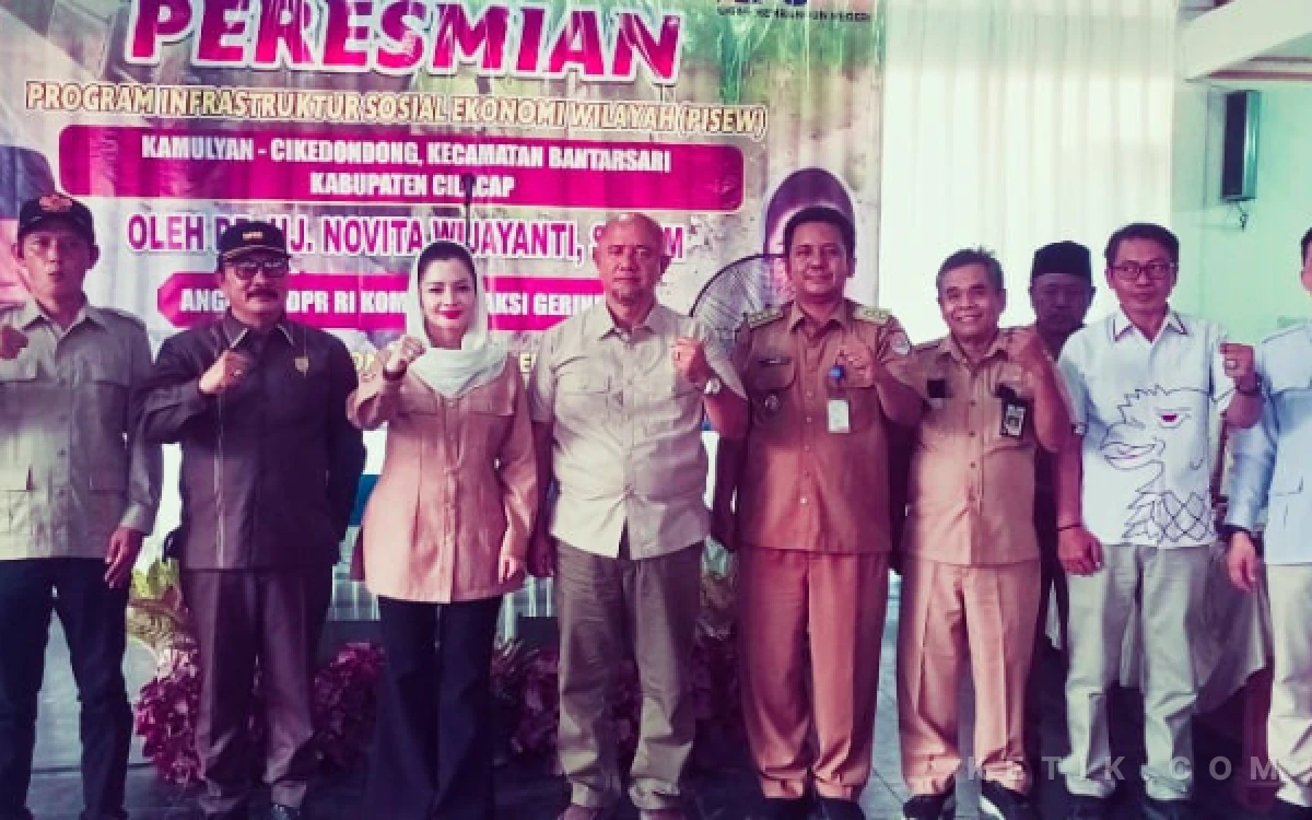 Foto Foto bersama dalam acara Peresmian PISEW oleh Novita Wijayanti di Desa Cikendondong Bantarsari. (Foto: Nani Eko/ketik.com)