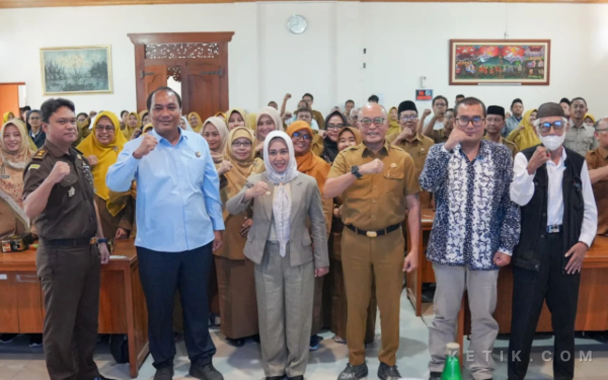 Foto foto bersama usai acara  sosialisasi pedoman teknis yang digelar Dinas Pendidikan dan Kebudayaan (foto : sholahudin/ ketik.com)