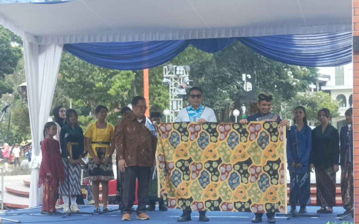 Thumbnail Berita - Angkat Identitas 5 Kecamatan, Batik Sekar Jagad Pancawarna Khas Kota Malang Resmi Diluncurkan