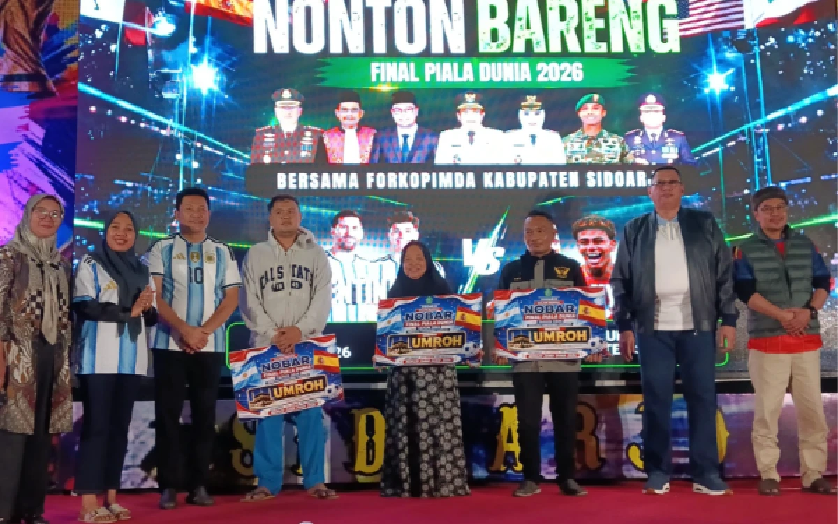 Thumbnail Berita - Nobar Piala Dunia Berhadiah Umrah di Sidoarjo, Bupati Subandi Senang Masyarakat Gembira