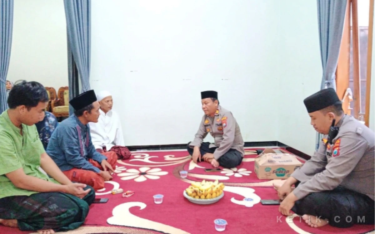 Thumbnail Berita - ‎Dampingi Penantian 4 Keluarga Korban KM Virgo Transport 8 Asal Kabupaten Malang, Polisi Hadir Beri Penguatan ‎