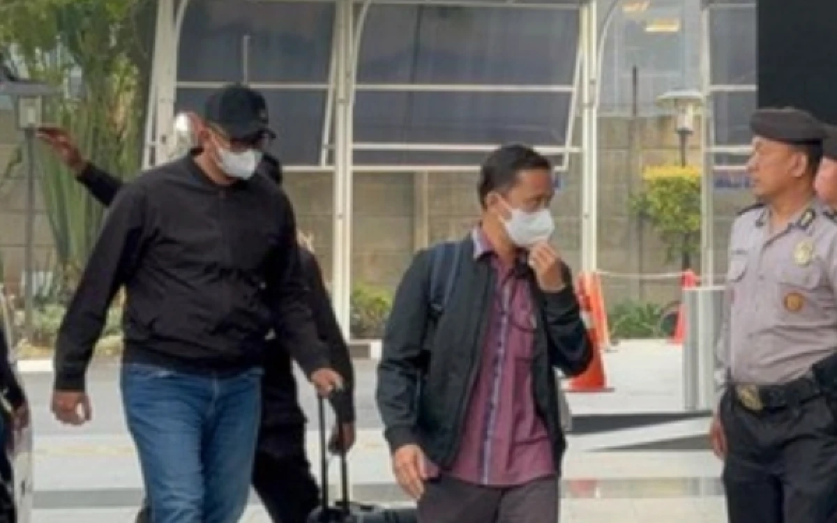 Thumbnail Berita - Bupati Klaten Tiba di KPK Jumat Pagi Usai Terjaring OTT Suap Proyek