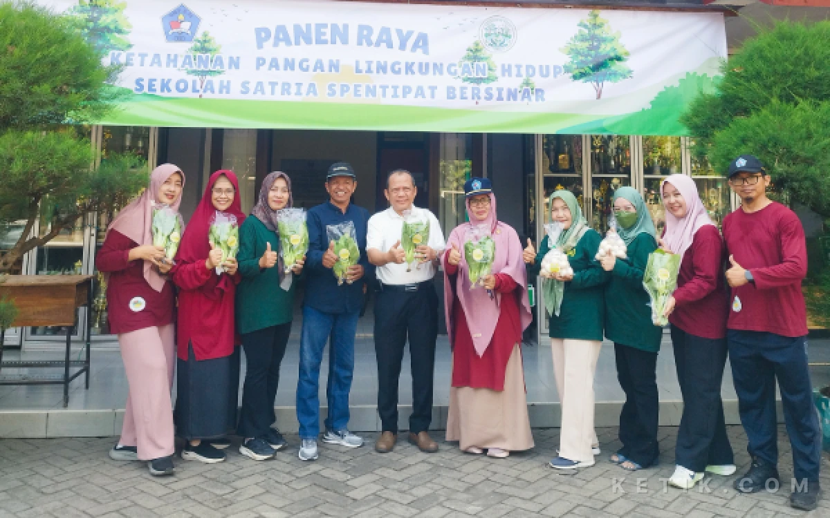 Thumbnail Berita - Dari Lahan Terbengkalai Jadi Kebun Produktif, SMPN 34 Surabaya Panen Raya Ketahanan Pangan