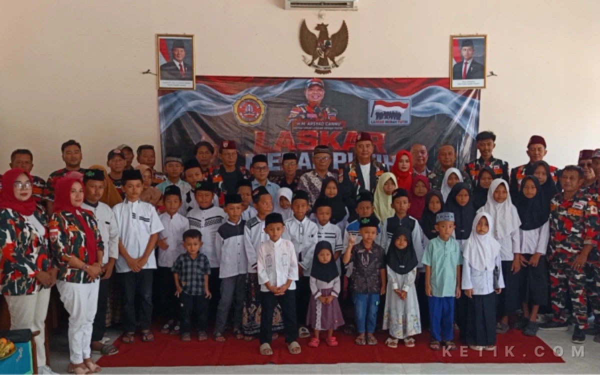 Foto Jajaran pengurus Laskar Merah Putih Kabupaten Pemalang foto bersama anak - anak yatim saat penyerahan santunan dj Balai Desa Jatirejo, Kecamatan Ampelgading (Foto: Slam/ketik.com)