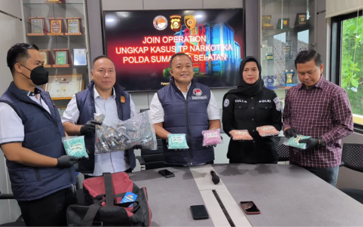Thumbnail Berita - Kurir Narkoba Antarprovinsi Tertangkap di Palembang, Polisi Temukan Tiga Plat Nomor Berbeda dalam Mobil