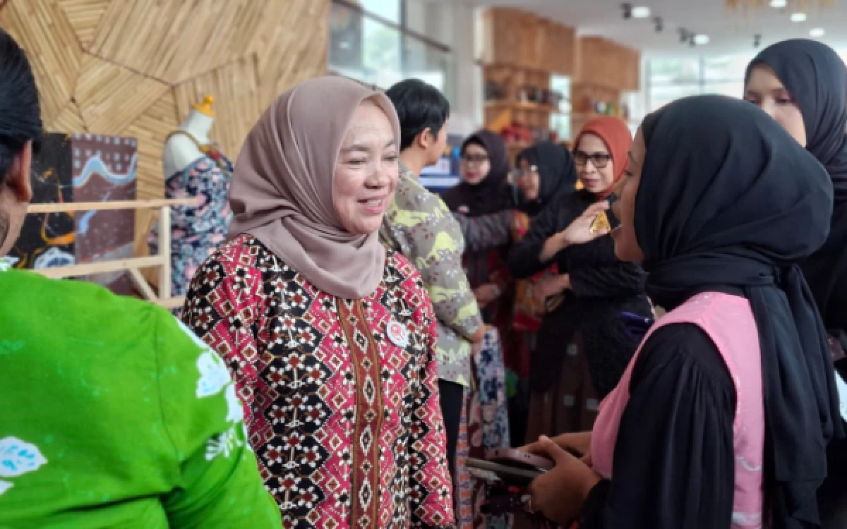 Foto Ketua Dekranasda Sleman, Parmilah (Mila Harda), berinteraksi dan memberikan motivasi langsung kepada para alumnus Gen Z Batik Preneur dalam acara Gelar Karya di Grha Kriya Dekranasda Sleman. (Foto: Pemkab Sleman for Ketik.com)